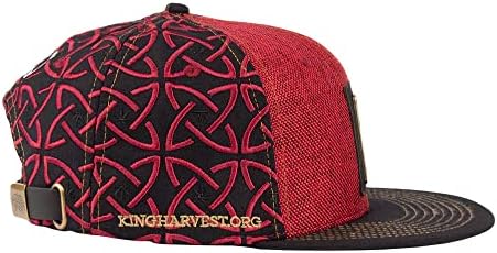 Uobičajeni šešir kalifornijskih kraljeva s keltskom crvenom bejzbolskom kapom na remenu