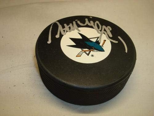 Antti Niemi potpisao je hokejaški pak San Jose Sharks s 1C NHL Pakom s autogramima