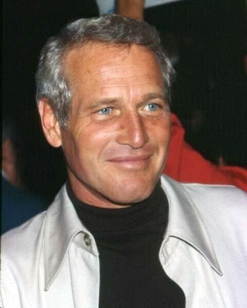 Paul Newman odiše šarmom i stilom u crnoj polo nasmiješenim 1970 8x10 inča fotografija