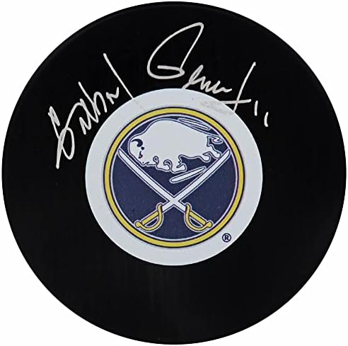 Gilbert Perrault potpisao je hokejaški pak s logotipom Buffalo Sabres - NHL Pakovi s autogramima
